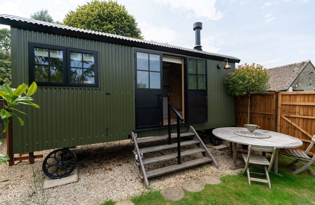Quaint shepherd's hut with beautiful views of the Cotswold countryside - The Sheiling