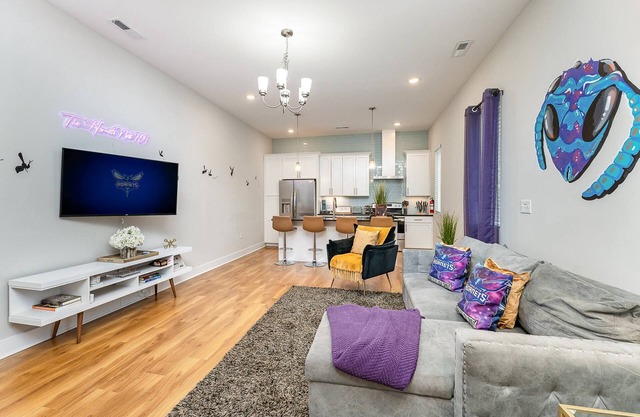 Queen City's Nest Uptown | Hornets Vibes | Bold Design & City Views | Walk to All Uptown Attractions