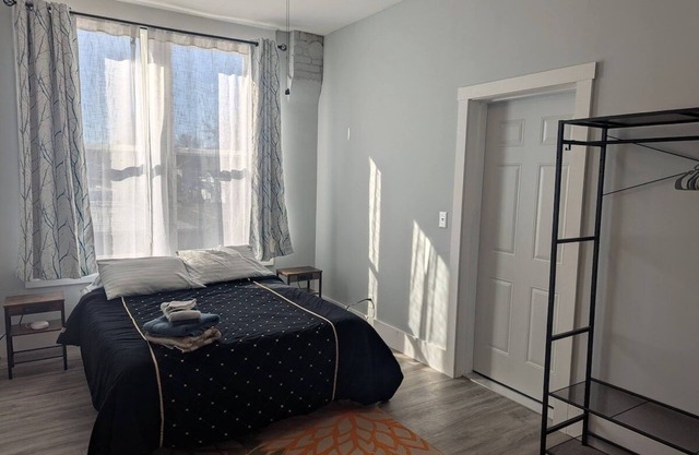 Queen Room with Free Laundry