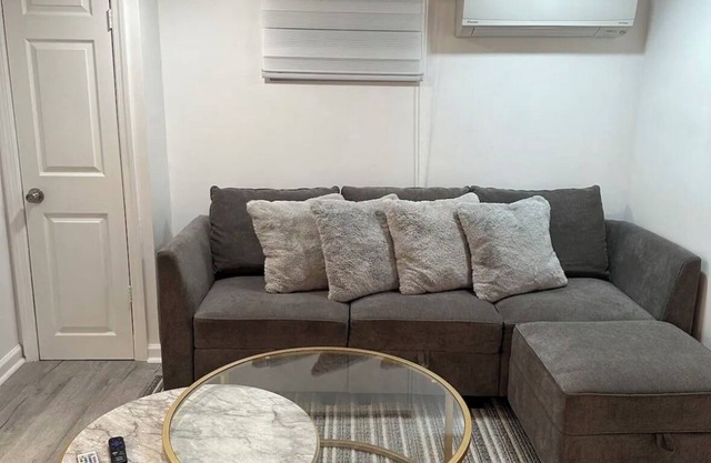 Queens Cozy Suite