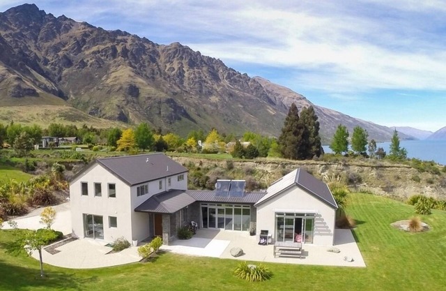 Queenstown Lakeside Holiday House