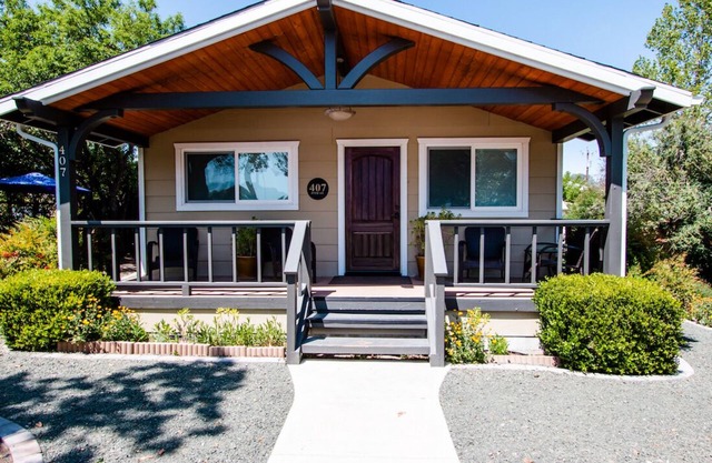 Quercus Acorn Cottage-Best Porch in Town Awaits Your Stay!