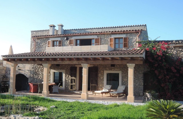 Quiet natural stone finca with fantastic views and large pool