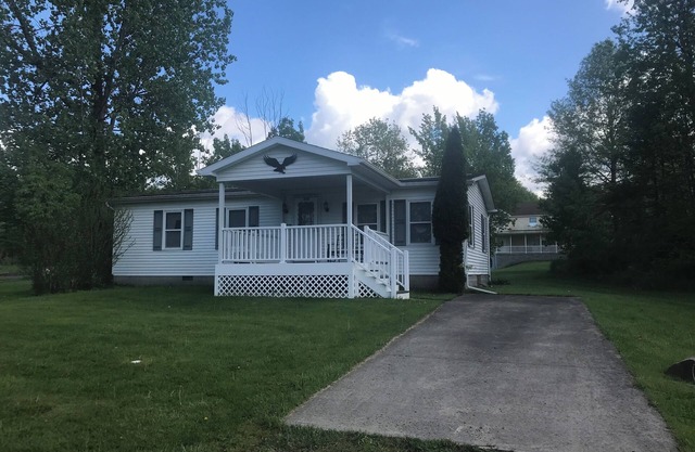 Quiet, 3 bedroom & 1 bath get-a-way. Near Lake Erie for fishing & skiing resorts