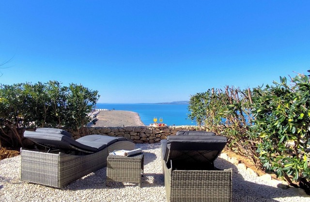 Quiet 69m2 apartment by the sea with garden and pool