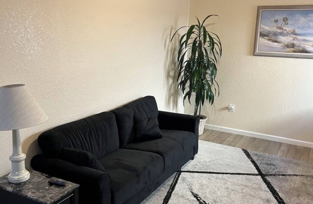 Quiet and Cozy 1 Bedroom Apartment close to the beach!