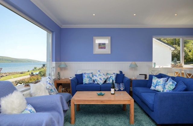 Quiet and peaceful location this coastal retreat boasts spectacular sea views, sleeps 6