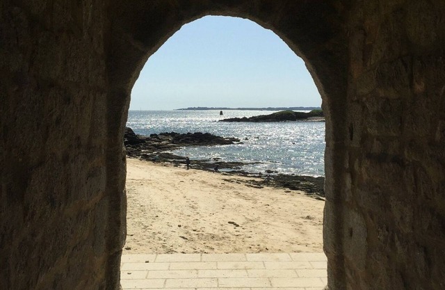 Quiet, bright apartment on the Brittany seafront, 1 minute's walk from the beach.