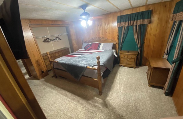 Quiet cabin in the woods w/access to pools, river, & lakes in gated community!