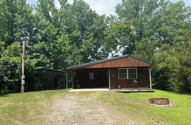 Quiet cabin on the lake! 5 minutes from many outdoor adventures and SIUC!