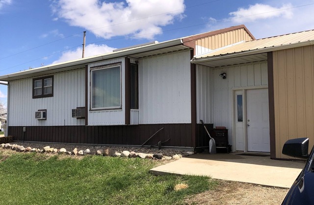Quiet cabin that sits right on the edge of the water! Pet friendly