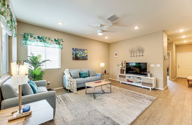 Quiet Casa Grande House Next to Villago Park!