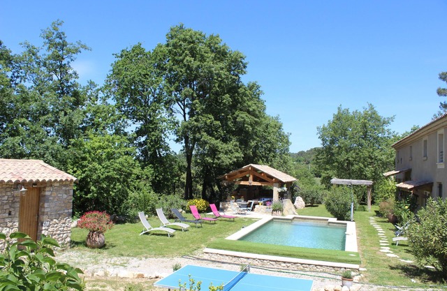 Quiet, Clim, not overlooked, HEATED SWIMMING POOL, 10min from Uzès for 10 and 4 eft.