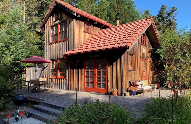 Quiet Cottage on 5 Acres Minutes From Mendocino and Ocean