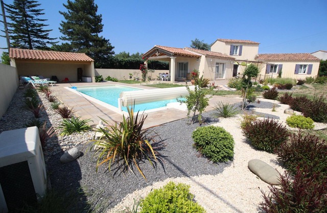 Quiet family villa with heated pool