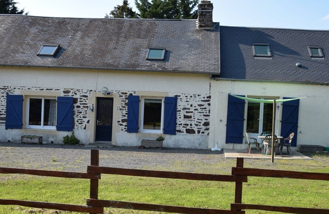 Quiet farmhouse with large garden, 10 minutes from the sea and Granville
