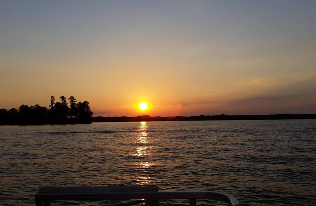 Quiet, good fishing, boating and swimming on large private lot