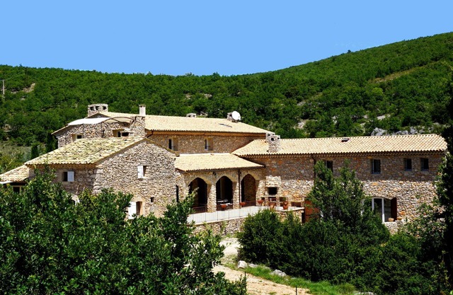 Quiet La Buisse estate with tennis court, heated swimming pool, ideal for families