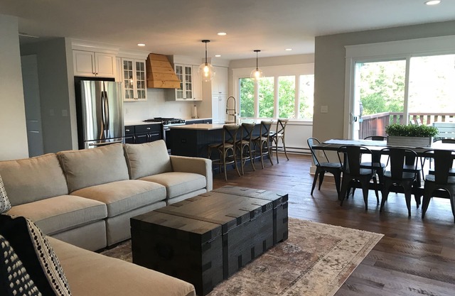 Quiet Lakefront Retreat only 80 minutes from NYC- with Private Dock