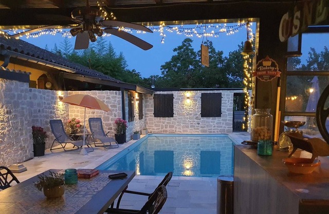 Quiet large detached holiday home for 6 people with swimming pool