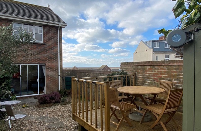 Quiet location, short walk to beach, with views of Portland and Jurassic coast