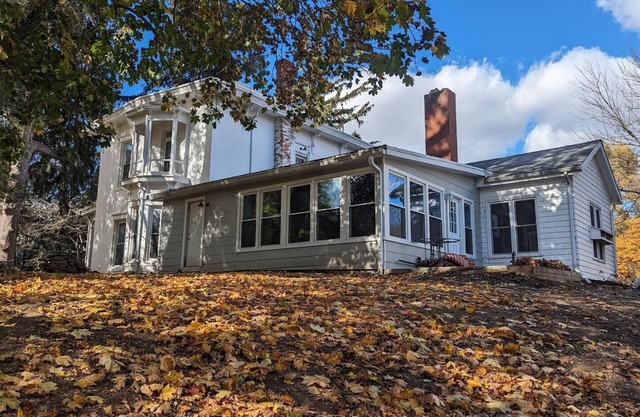 Quiet pet friendly country home a few miles from Lake Erie & Cedar Point