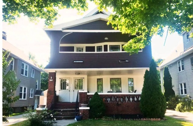 Quiet second floor townhouse
