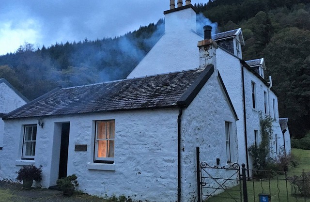 Quiet village location in beautiful valley close to Dunoon, Argyll. Sleeps 2, pet friendly