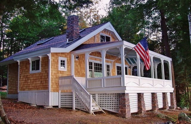 Quintessential Lakefront Cottage with Amazing Views!