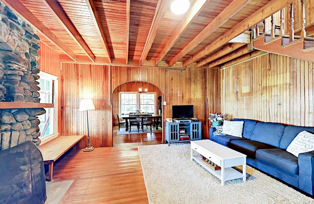 Quintessential Maine Green Gables Oceanfront Cottage w/Secluded Beach