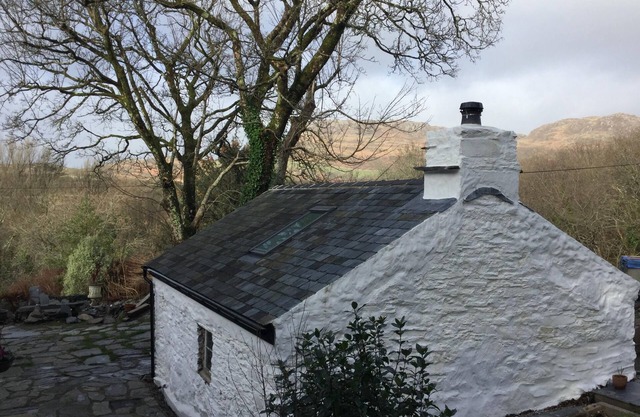 Quirky cottage for two near coastal footpath at Borth y Gest