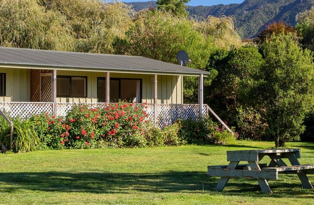 Rātā Cottage - Mārahau Holiday Unit