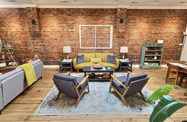R&R Guest House- Renovated Downtown Gem, Patio