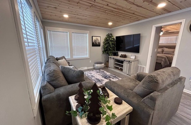 Railroad Street Retreat ~ Close to Trails 8 & 13!