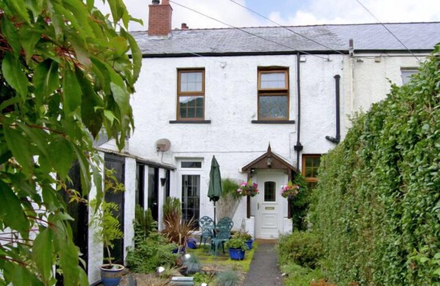 RAILWAY COTTAGE, family friendly, with a garden in Fairbourne