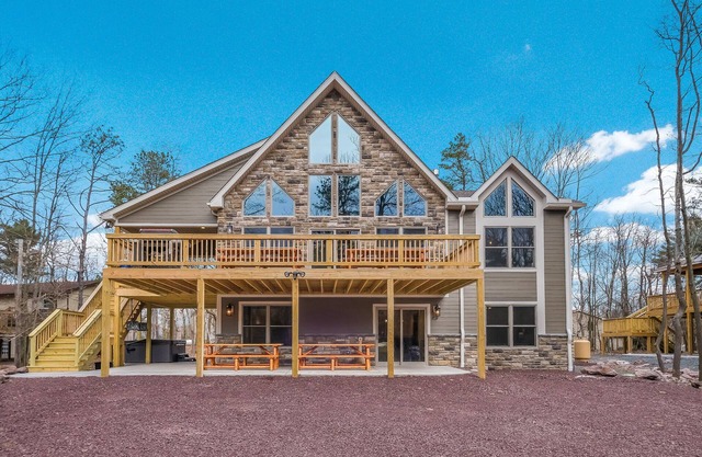 "Rainier" ELEVATOR, Wi-Fi, Private Hot Tub, Firepit, Sound System & Pool Table