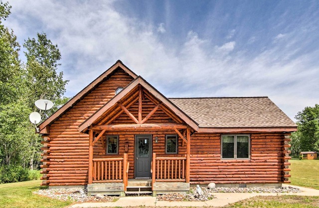 Rapid River Log Cabin w/Loft on 160 Scenic Acres