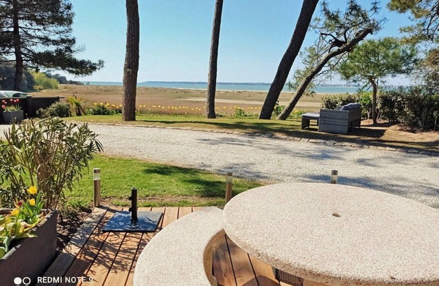 Rare! 170m2 waterfront villa with swimming pool in private cul-de-sac.