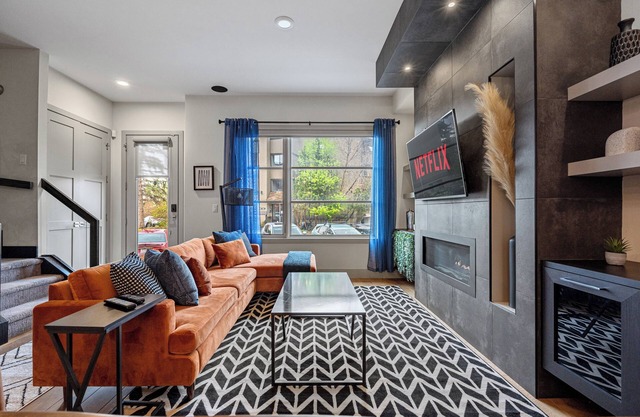 *Rare find* Calgary’s Finest |Cozy and Vibrant Double King Beds|Stampede Special
