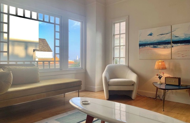 Rare, gorgeous third floor apartment in mint condition atop Sacramento Street on Nob Hill (parking!)