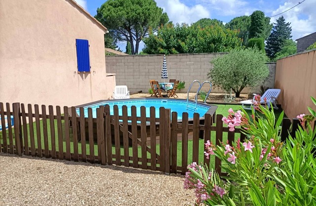 Recent bright, air-conditioned house with pool near Luberon