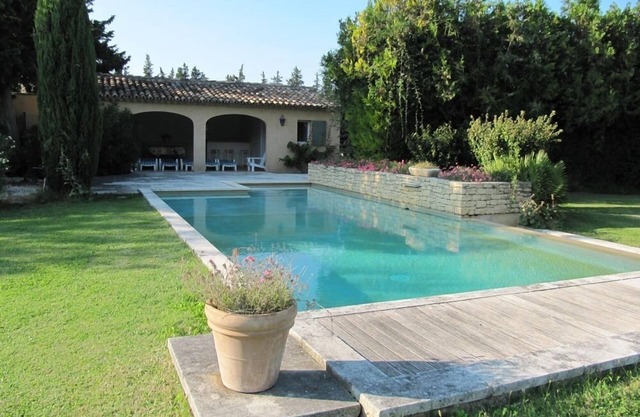 Recent house inside a 4000 m² park. Taste the tranquillity of Provence