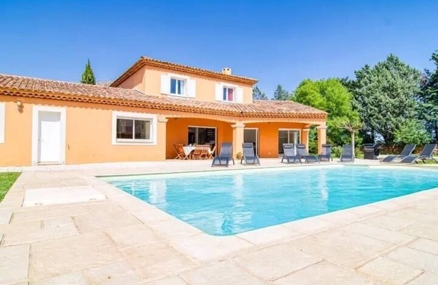 Recent Provencal villa, 8 rooms, all comfort with swimming pool on closed space