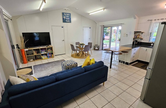 Red Dog's Retreat and Pup with a pool, WiFi & ocean views, sleeps 6