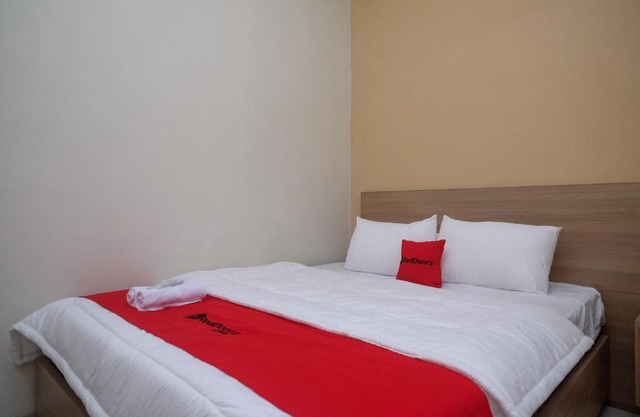 RedDoorz Plus near UMS Solo 2
