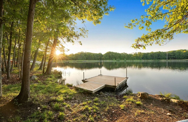 Reduced Aug 26-28! Lakefront, Hot Tub, Pool, Games Fully Loaded, Dock
