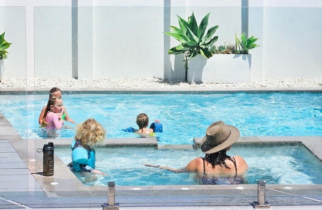 REEF Luxury Home, Ocean View, Large Pool & Hot Spa