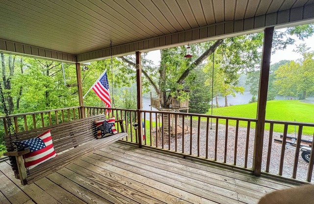 Reel'em Inn is a cozy river front fishing cottage on the Cashie River.
