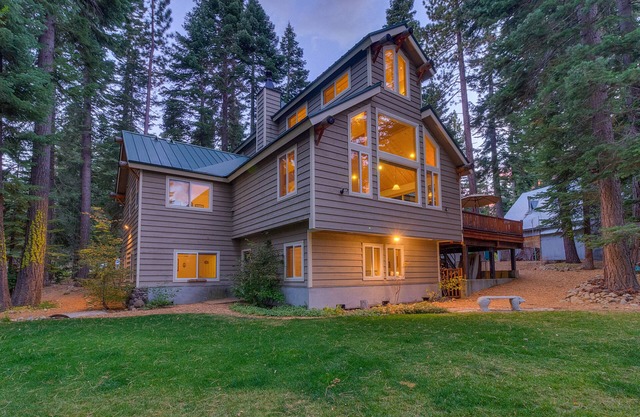 Ref-Nest: 6 BR, 3 BA in Tahoma, Sleeps 16