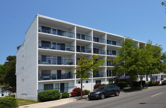 Rehoboth Beach Condo Sleeps 4 w/Parking Renovated